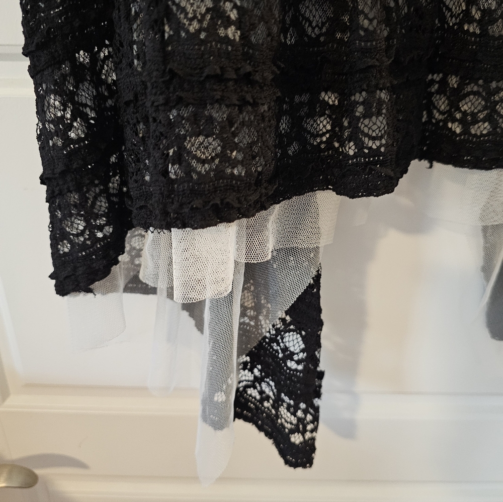 The Style White and Black Lace Vest - Picture 5 of 8